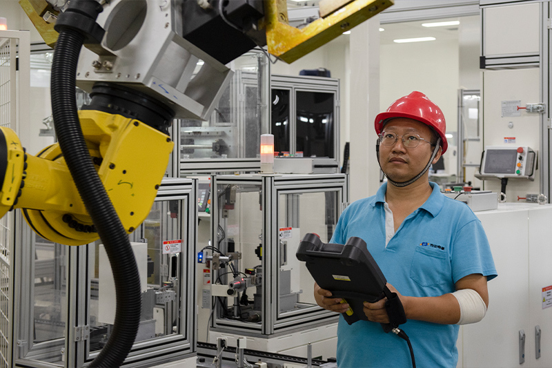 動力谷未來工廠技術(shù)人員正在調(diào)試機(jī)器人